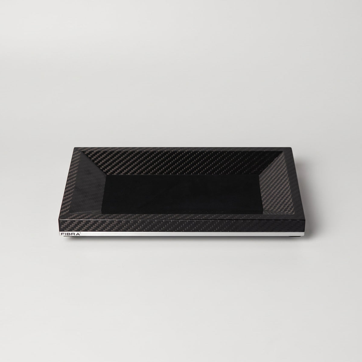 Carbon Tray 01 schräg von vorn: Carbonrahmen, Alcantara-Auflage, Aluminiumplatte